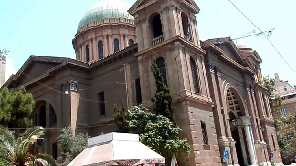 Ο Ορθόδοξος Ναός του Πολιούχου Αθηνών Αγίου Διονυσίου Αρεοπαγίτου στο Κολωνάκι. Τα τελευταία χρόνια λειτουργούσε ως «Καθεδρικός» Ναός Αθηνών εξαιτίας των εργασιών που πραγματοποιούνταν στη Μητρόπολη. Πλέον η Μητρόπολη επαναλειτουργεί κανονικά, αλλά παραμένει ένας όμορφος και σημαντικός ιστορικός ναός στο κέντρο της Αθήνας.